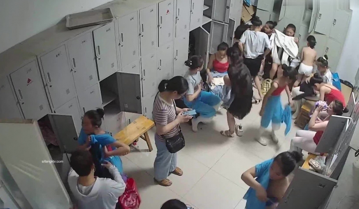 舞蹈班《监控破解》偷拍多位美女学员后台换衣服