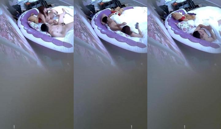 【360】补漏 巨幕投影红圆床主题 年轻情侣精选12集，男友帮忙拍裸照，还摆姿势，小情侣夫妻各种