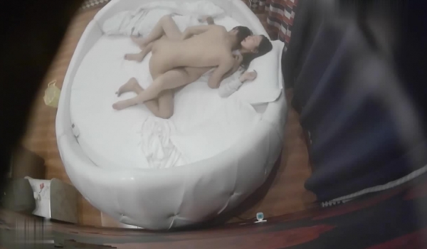 【360稀有高清资源】很文静的苗条美女被手捅吹舔大鸡巴插入 都没满足夹着男友大腿磨擦