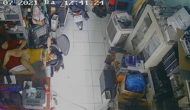 黑客破解摄像头监控偷拍 电脑维修店内夫妻口爆啪啪 超刺激！