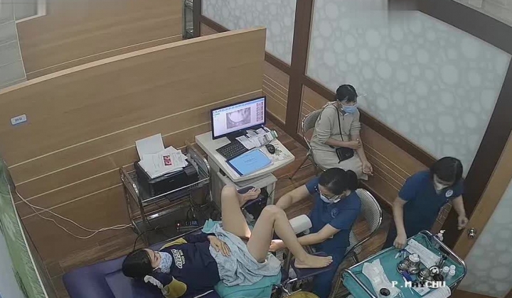 《妇产科监控破解》多位美女少妇张开大腿让医生又抠又摸检查阴道