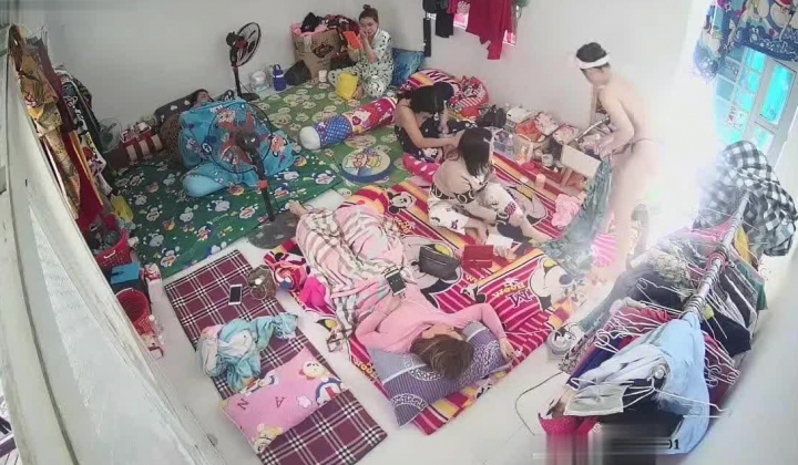 10月最新流出【破解摄像头】 ️监控下的女生宿舍日常洗澡换衣服