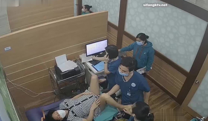 《妇产科监控破解》多位美女少妇张开大腿让医生又抠又摸检查阴道