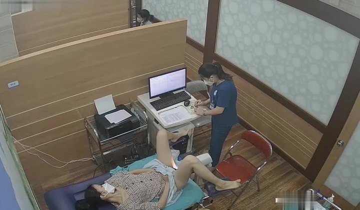《妇产科监控破解》多位美女少妇张开大腿让医生又抠又摸检查阴道