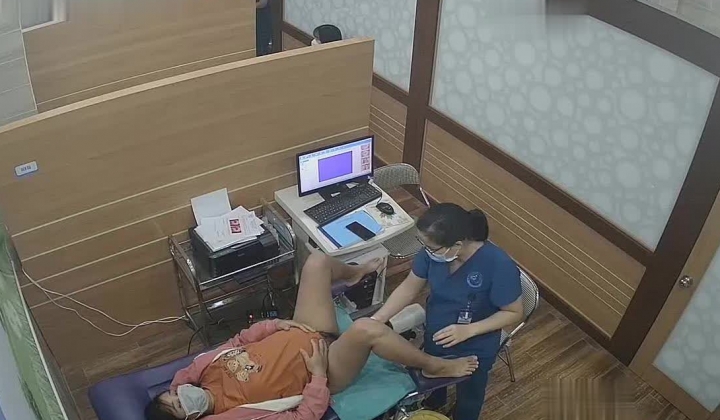 《妇产科监控破解》多位美女少妇张开大腿让医生又抠又摸检查阴道
