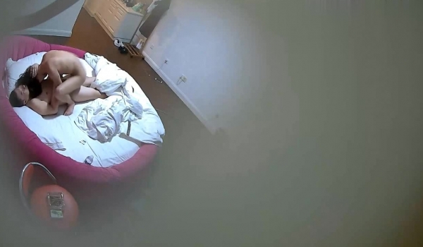 【360】补漏 巨幕投影红圆床主题 年轻情侣精选12集，男友帮忙拍裸照，还摆姿势，小情侣夫妻各种