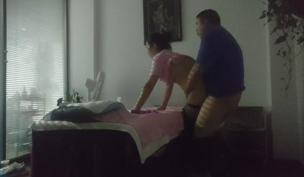 【美女与野兽】上门找熟女技师，边按摩边摸，脱下裤子后入，没搞几下就射了