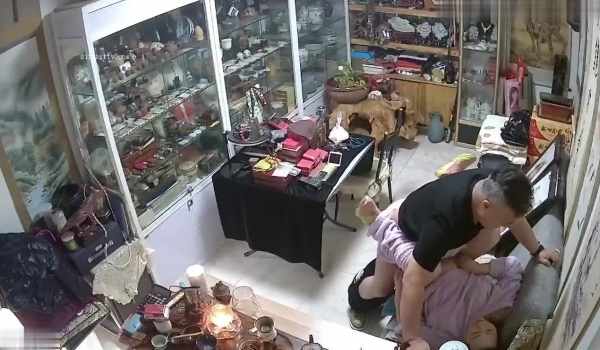 古玩店老板竟然把三个骚妇客户都给操了 本期三位女骚妇登场 丰满耐操 相继沦陷 高清720P原版