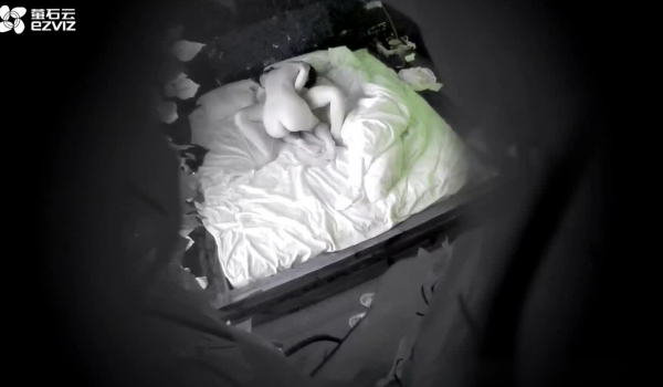 360摄像头偷拍谁说只有男人的 JB 能草哭女人，女同拉拉加藤鹰的手指狂插小女友哭的撕心裂肺
