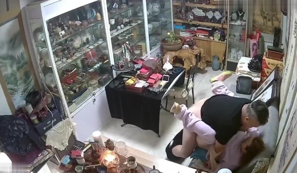 真实偸录玩古董收藏的有钱猥琐大叔店内接连把三位熟女客户给肏了心甘情愿无套内射1080P原档