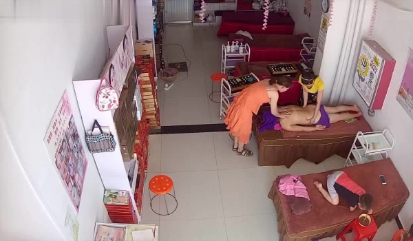 偷窥美容院，美女来推油小孩赖在旁边玩，妈妈就说：小帅哥，你去外面玩美女不好意思脱衣服了。我不要，