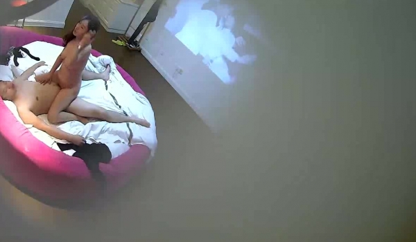 特色宾馆偷拍气质漂亮美少妇和男同事下班开房偷情,男的都累倒了自己还坐在上面干,太骚了难怪出来偷情!