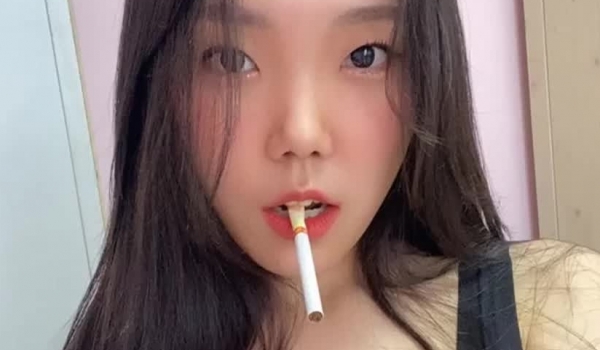 延吉某中学朝鲜族校花为钱沦为金主的小母狗！被后入干到哭泣