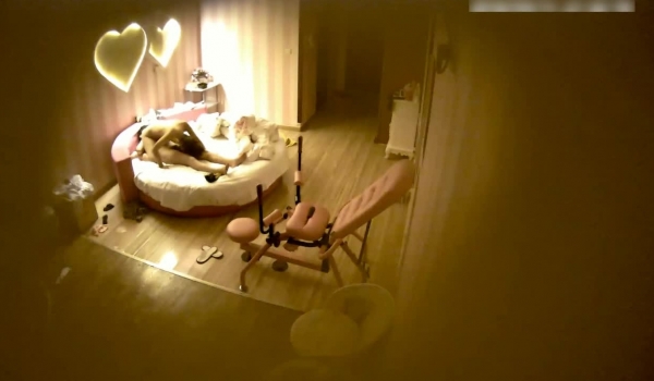 特色宾馆偷拍外表清纯漂亮的大学美女和热恋中的男友啪啪,美女真浪把男友鸡鸡玩硬后求操,干了3次,真