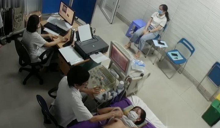 黑客破解医院妇科监控摄像头偷拍 男医生做B超阴超磨蹭温柔插入眼镜少妇不好意思看