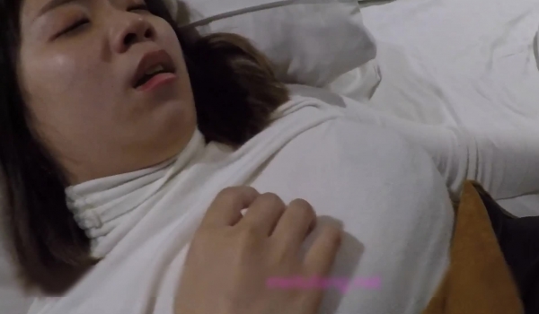 豪乳性感的高颜值美女和刚认识没多久的朋友吃完宵夜带到酒店各种玩弄啪啪,美女爽的呻吟后竟然还喷潮了