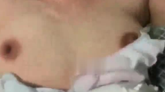 小哥拉起刚下夜班困的要命女友脱下内裤就想开操 被她发现在拍视频极力的反抗