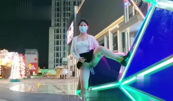 【最新流出】新晋级推特小骚妹【小瓦力】私拍，毕业就下海，当母狗公共场合露出啪啪肛交芹菜插穴双通吃精相当狂放～劲爆收藏