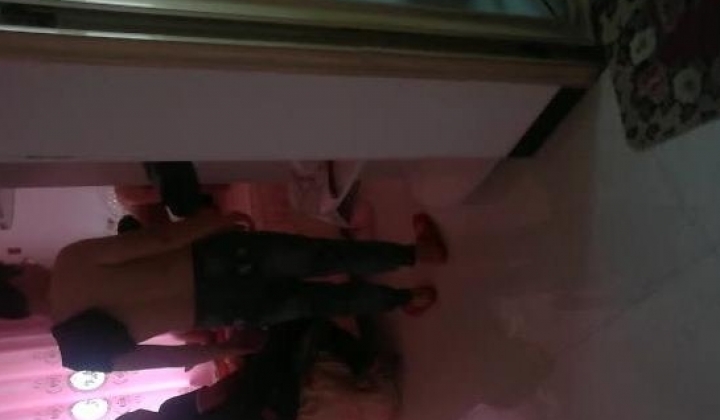 石家庄兄弟们组团去找小骚妇，4兄弟，双龙入穴，最小的兄弟在一旁看得津津有味！