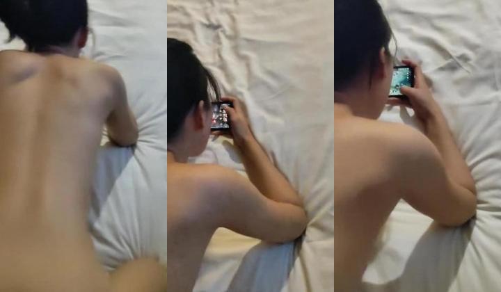 调教打王者菜鸟大长腿，又骚又爱玩，叫声浪上加上，操到她痉挛丢下手机！