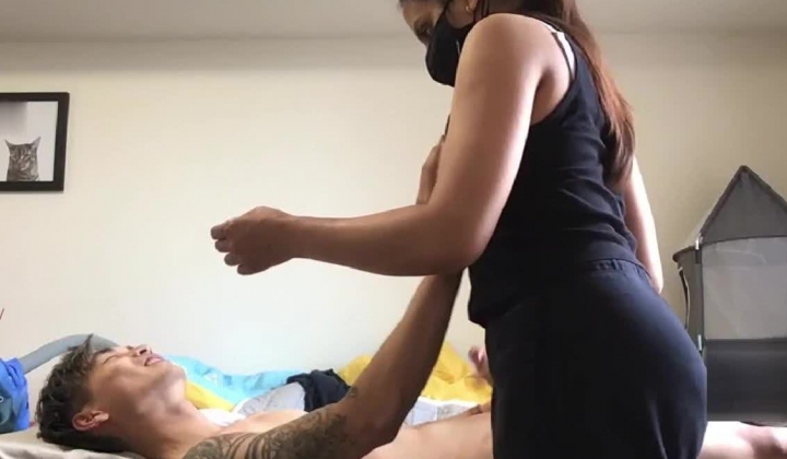 预约上门女按摩师自愿献身韩国大屌痞子「sinfuldeeds」OF私拍，二约拉丁美洲已婚肥臀技师