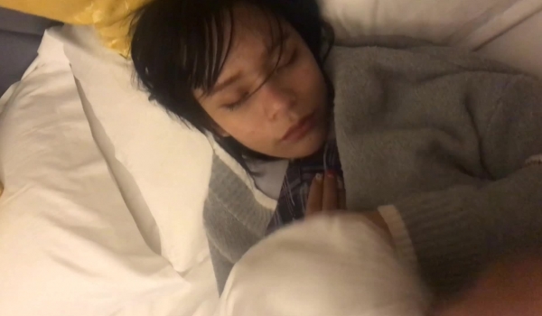 变态渣男网恋约会美女开房做爱却故意把妹子灌醉喜欢玩死鱼状态的样子妹子身材真不错拿着屌搞完嘴再搞下