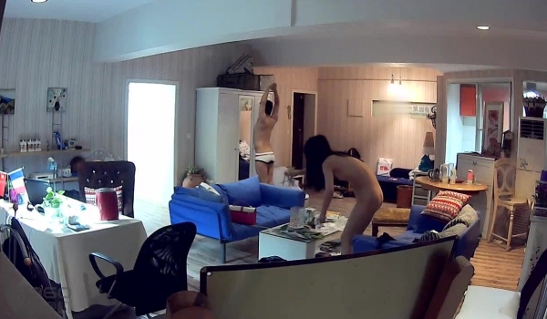 家庭摄像头偷窥小情侣，苗条眼镜美女赤裸酮体，摆弄玫瑰花，好看吗好看吗老公，老公没理睬就过去坐在腿