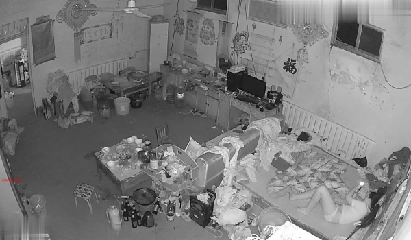 最新家庭摄像头偷拍少妇独自家中手机看小黄片一边自慰