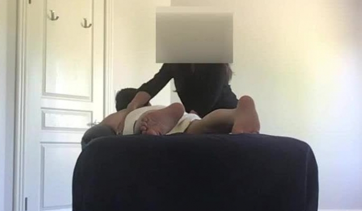 预约上门女按摩师自愿献身韩国大屌痞子「sinfuldeeds」OF私拍，二约丰满意大利已婚女技师