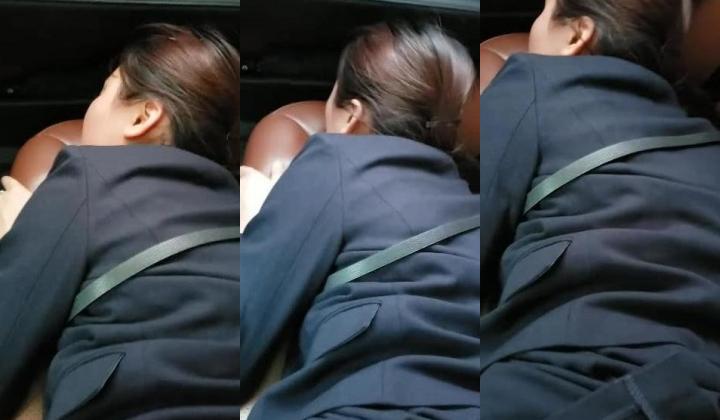 车内后入穿制服的销售少妇，出白浆，车外路人匆匆，内射搞得好爽嘞，少妇的春声最撩人！