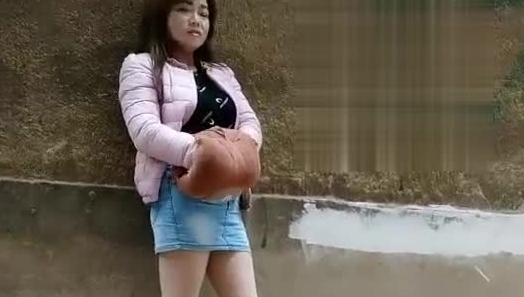 探花小巷子小哥城中村扫街快餐坐路边玩手机红衣美女准备再探美女被站街女发现偷拍被几个鸡头围住翻车
