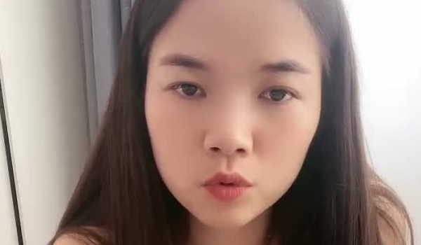 良家小少妇露脸穿上性感的黑丝跟大哥激情啪啪性爱，口交大鸡巴让大哥吃奶舔逼道具插，压在身下无套爆草