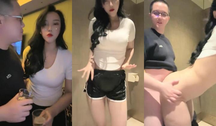 烈焰红唇骚御姐！约上大哥KTV玩！摸摸搞搞厕所操逼，掏出奶子猛吸，站立扶腰后入，大奶子晃动