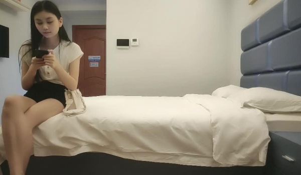 小马丶寻花齐逼短裤修长美腿外围小姐姐，镜头前深喉口交，扶着细腰后入撞击，上位骑乘大力猛操