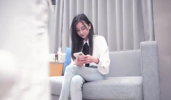大熊探花深夜场约了个极品高颜值衬衣牛仔裤妹子，沙发上摸逼调情口交抬腿抽插再到床搞