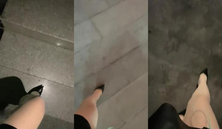 户外露出，真实刺激！~【你的户外小淫妇】，商场公园地摊，周边行人不少，又紧张又激动，水流了好多