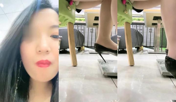 户外露出，真实刺激！~【你的户外小淫妇】，商场公园地摊，周边行人不少，又紧张又激动，水流了好多