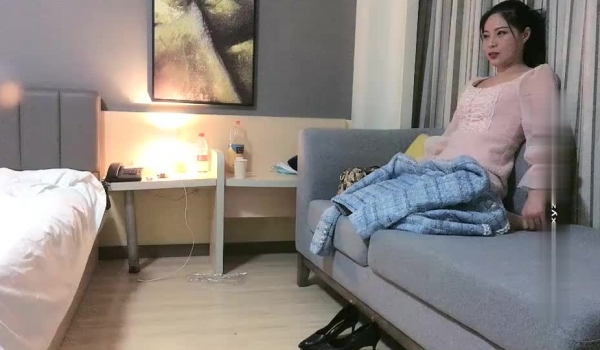 肌肉佬寻花约了个马尾少妇两男一女激情啪啪，跪着口交舔弄前后一起抽插猛操呻吟娇喘