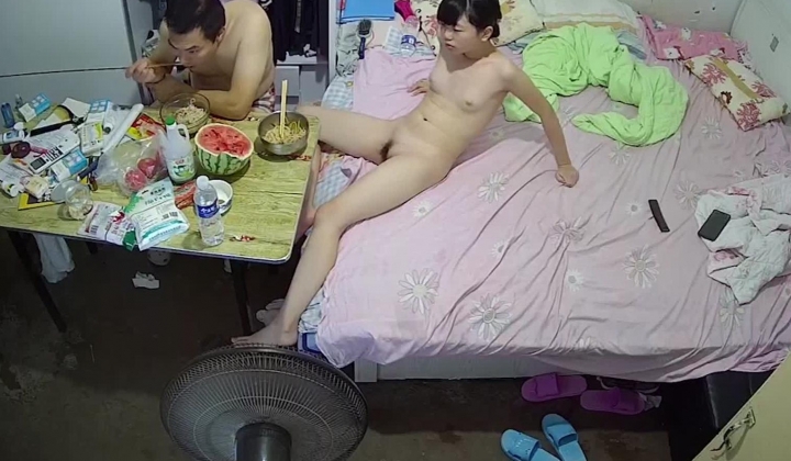 《居家摄像头破解》一对老夫嫩妻光熘熘的吃饭 这小妻子身材好皮肤白