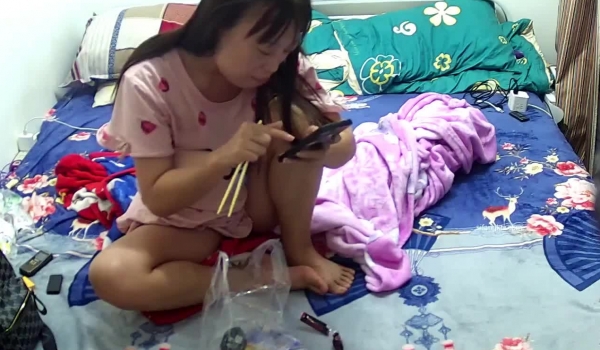 《居家摄像头破解》老公不在家的留守少妇一个人看小视屏自摸