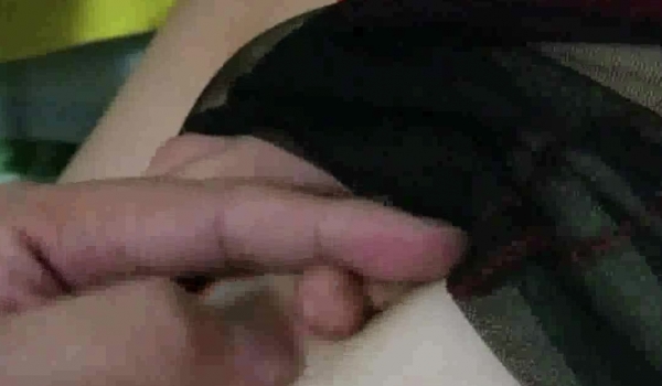 下药迷晕少妇后给她换上情趣内衣后抽插爆菊，虽然下面百草丛生但奶子倒是挺不错！