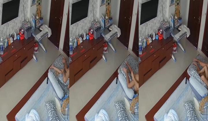 《居家摄像头破解》中年大叔和美女老婆在地板上来一炮才几分钟就完事了 老婆背对着他双腿夹着枕头表示