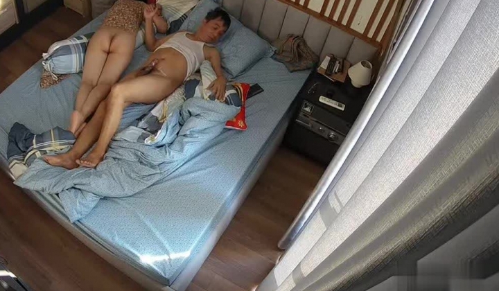 《居家摄像头破解》中年大叔和美女老婆啪啪时间有点短老婆有点小情绪