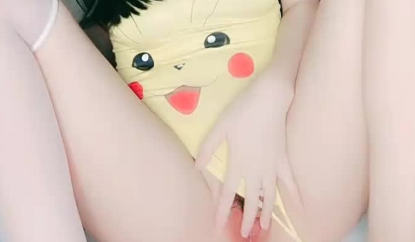 皮卡丘情趣装开档嫩穴妹子自摸诱惑，翘起双腿露粉穴掰开，近距离特写没扣几下就出水，圆润大屁股扭动非