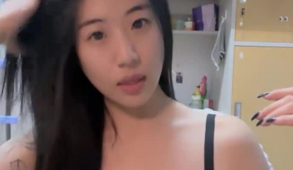 学生妹挺叛逆，【你的白月光】，在宿舍就把欲望写脸上了，极品美穴，身材一流很挑逗