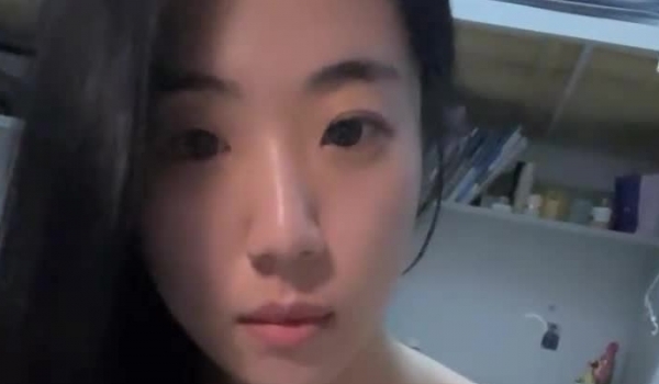 学生妹挺叛逆，【你的白月光】，在宿舍就把欲望写脸上了，极品美穴，身材一流很挑逗