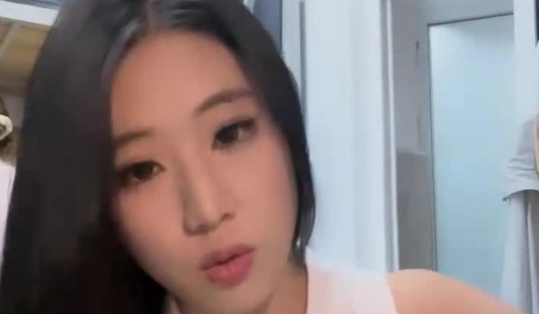 学生妹挺叛逆，【你的白月光】，在宿舍就把欲望写脸上了，极品美穴，身材一流很挑逗