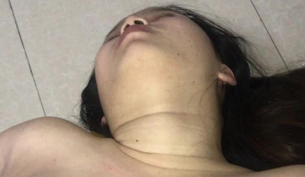 【MJ极品】价值1500RMB的年轻巨乳小妹下药失去意识任人玩弄啪啪 无套内射 两颗球球是真的大