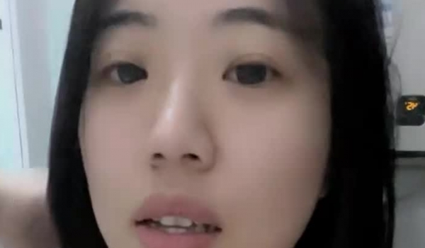 学生妹挺叛逆，【你的白月光】，在宿舍就把欲望写脸上了，极品美穴，身材一流很挑逗