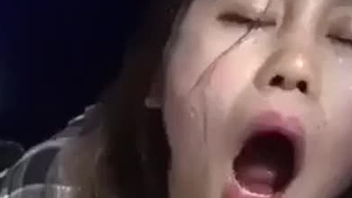 美女酒吧被灌醉带到厕所口交 追着jb舔 被射了一嘴的尿 还有被后入